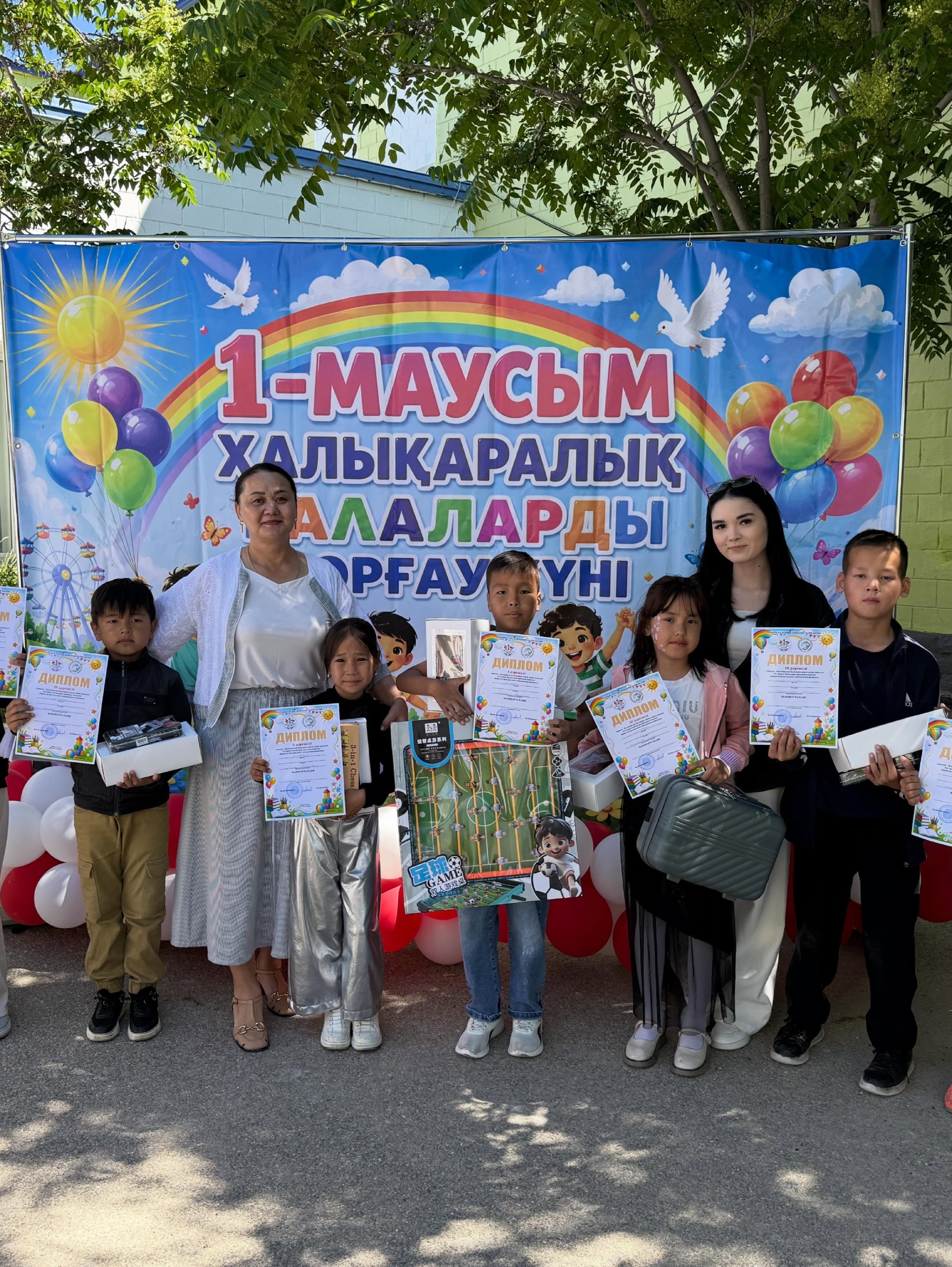 1 маусым – Халықаралық балаларды қорғау күніне орай 2–4 сынып оқушылары арасында өткізілген «Бақытты балалық шақ» конкурсы
